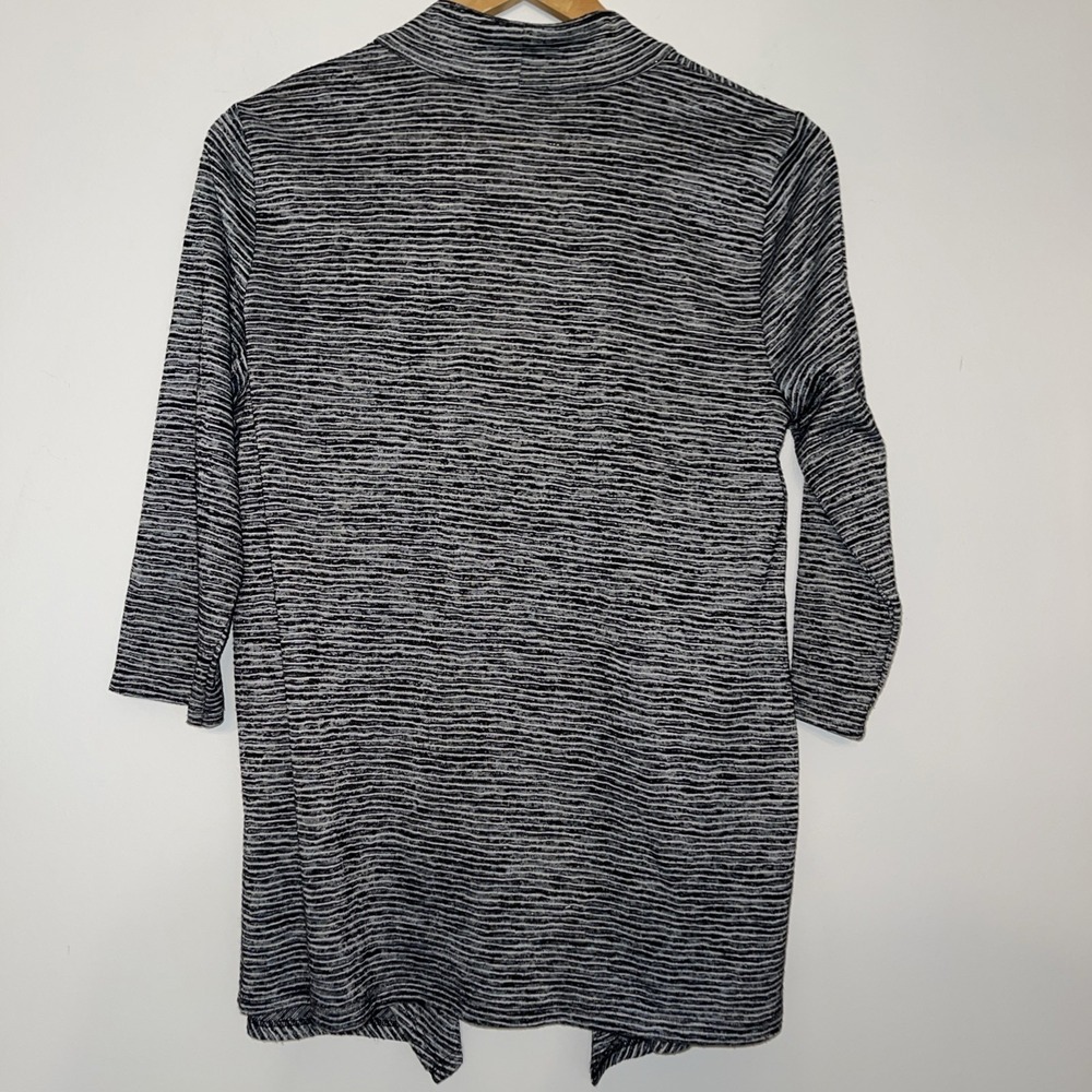 Chicos Size 1 Cardigan Black White Textured Clasp Front 3/4 Sleeve Womens - Picture 6 of 10